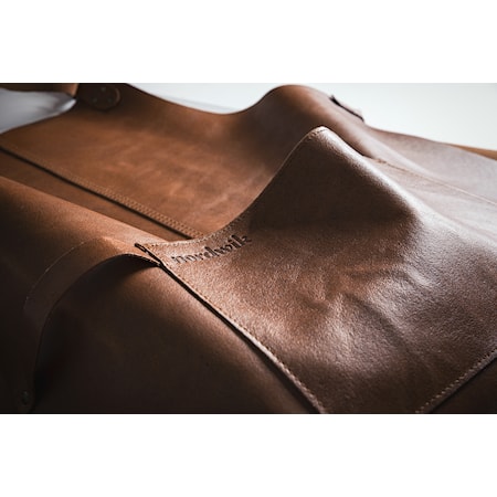 Nordwik Apron leather environmental image